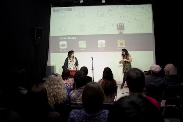 Emma y María presentando 'Unlimited Sobrassada' en la fiesta de Galería Miscelanea