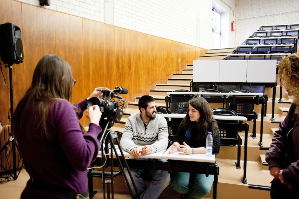 Tramuntana.tv entrevistant l'Adrià de La Pegatina i Maria Cerezo d'Ubicuo Studio