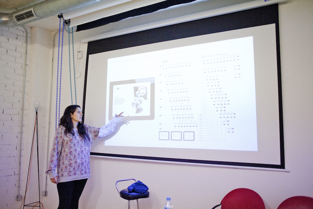 María Cerezo explicando diagramas de flujos de apps